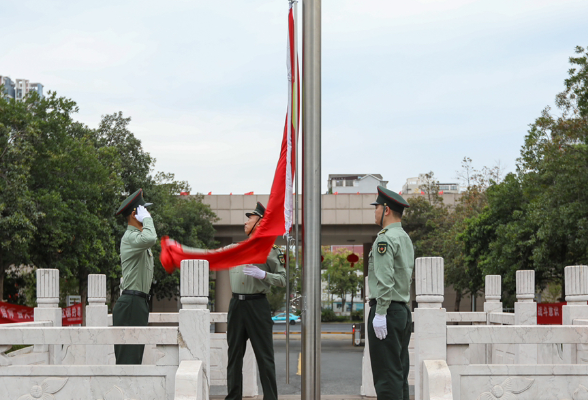 岳阳军分区举行升国旗仪式庆祝新中国成立75周年