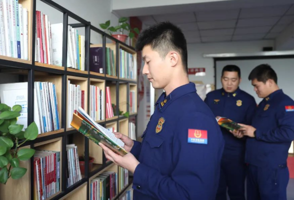 畅游“火焰蓝”的精神世界！10位消防指战员品读《大兴安岭深处》（上）