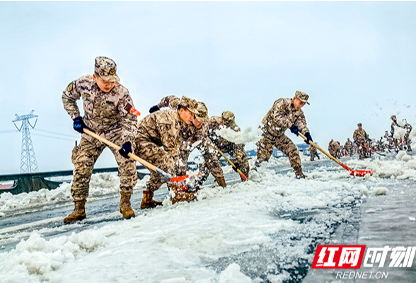 除冰保畅通 武警常德支队投入铲冰除雪和救援被困群众任务