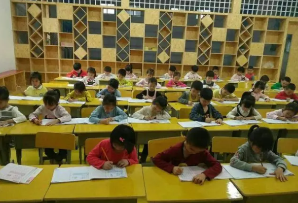 不少幼儿园小朋友转园去上幼小衔接班 学前抢跑 真能领跑吗？