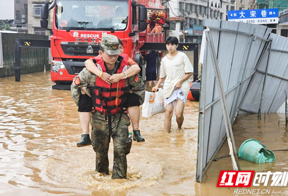 连续作战抗击洪灾 平江民兵再次成功转移490名被困群众