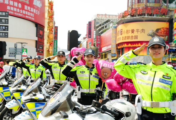 长沙七夕的浪漫一半是交警给的！今日小熊家族上新，你打卡没？