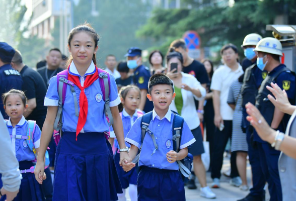 北京：中小学不得强制学生购买校服 可探索校服循环使用