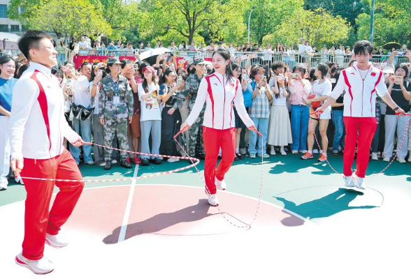 “体育湘军”走进湖南第一师范学院 奥运健儿变身“校外体育辅导员”