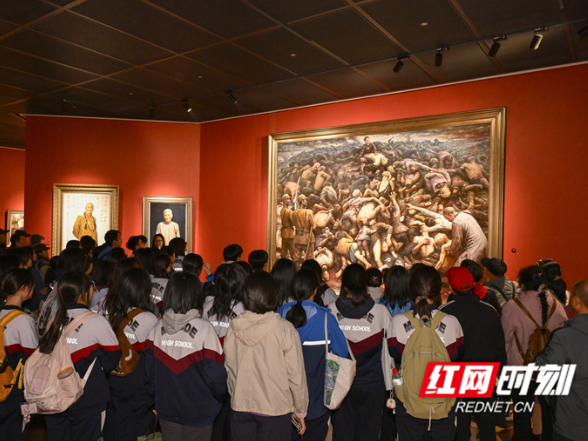 开在美术馆的美育课 明德中学学子与李自健的“人性与爱”之约