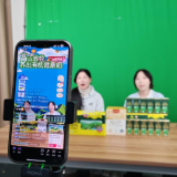 主播就位,“奶”气开播!长沙商贸旅游职院学子带货南山牛奶