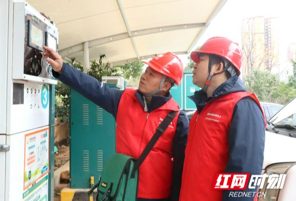 新春走基层丨娄底供电巡检充电桩 助力新能源车主“满格电”过新春