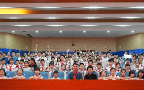 让马兰花开满三湘四水！传递马兰精神，于建华赴湘进校园点燃强国少年心