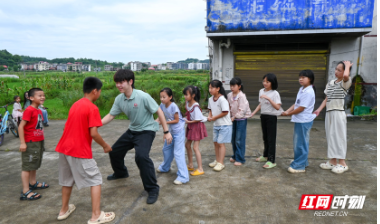 这个盛夏，他们被乡村小孩的提问瞬间破防