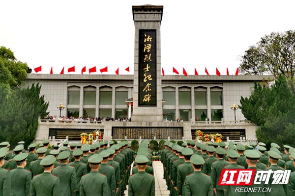 武警湘潭支队到湘潭市烈士陵园开展祭扫活动(图)