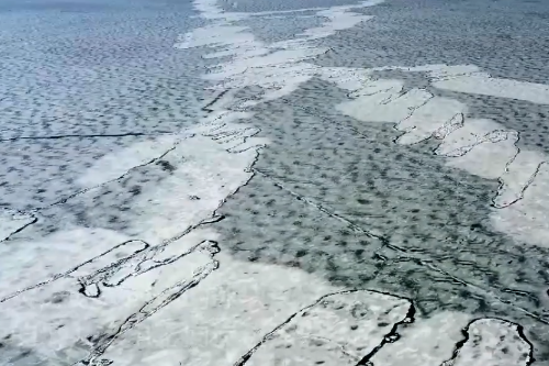 壮观！新疆乌伦古湖现风积冰山奇景