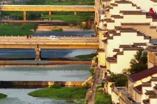 00后大学生回乡拍下千里江山图