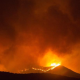 美加州南部山火仍在持续 逾千名消防员投入救火