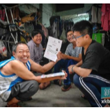 曾在街头乞讨的00后男生大学报到！父亲这句话让人哽咽……
