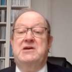 罗思义:中国在人权和民主方面的理念和表现远优于西方