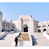 “有出息的文学家艺术家,必须到群众中去”