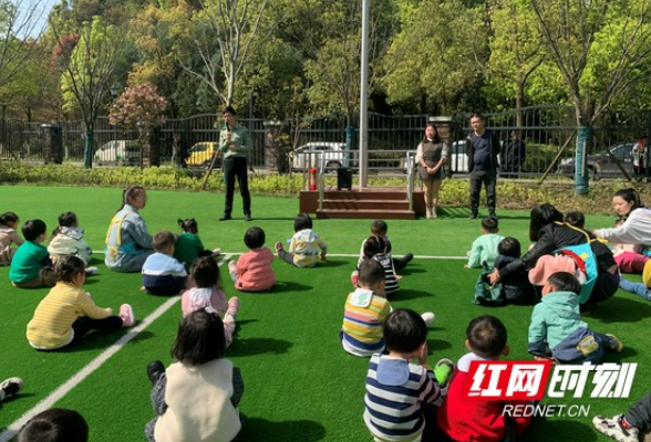 大手牵小手，消防演习走进幼儿园