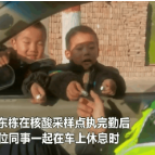 火了！小朋友霸气给警察发糖：“给你拿你就吃！”