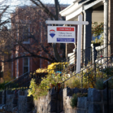 钱包缩水，负担加重——美国民众为美货币政策付出“民生代价”