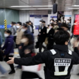 对踩踏事故心有余悸!首尔早高峰地铁停运引发混乱