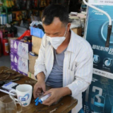 “需要的来领，不用钱！”这家小店门口放了个纸箱……