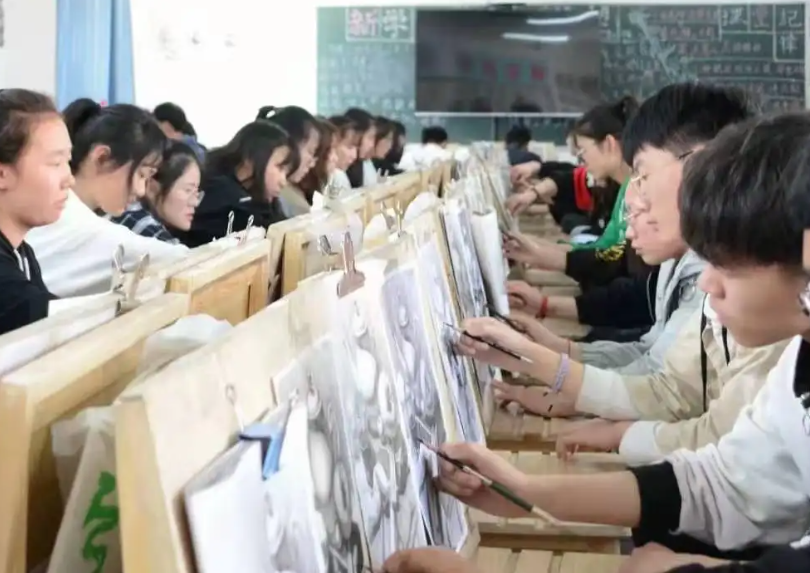 长沙疾控提醒，与岳麓区、天心区、开福区、长沙县新冠感染者活动轨迹有交集的人员请立即报备