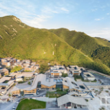 “飞临”探秘冬奥场馆：海坨山下的延庆冬奥村【全景新闻】