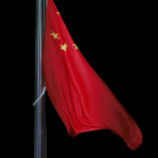 今夜，元宵圆月见证三面五星红旗升起