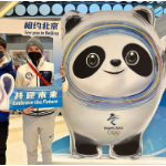 美国短道速滑小哥频晒与冰墩墩合影 开心介绍：我的朋友！