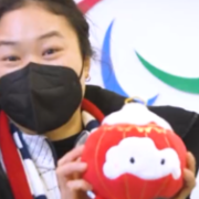 各国运动员手捧雪容融感谢中国 外国网友：令人难忘