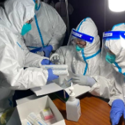 挨家挨户“扫楼”……他们一直与病毒比速度