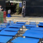 讲述｜方舱内青少年不少，我们现场开出了“网课专用”教室