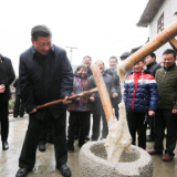 总书记和人民心贴心丨“糍粑越打越黏，生活越来越甜”