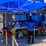 【组图】“守沪者联盟”丨上海疫情近几天呈下降趋势 封控区连续三天开展核酸筛查