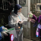 朋友圈里那位乐观、善良的上海阿姨，我们找到了！还有哭着送她的居民区书记