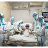 又一百岁新冠患者出院，她向湖南援沪医疗队竖大拇指
