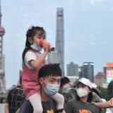 一起守“沪”| 市民拍照打卡 迎接上海“重启”
