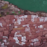 探访西藏古盐田千年制盐技艺