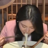 “五一”火出圈 坐上动车去老挝 一日品两国美食