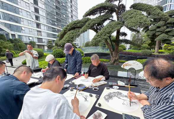 书画艺术进社区，翰墨飘香绘青松