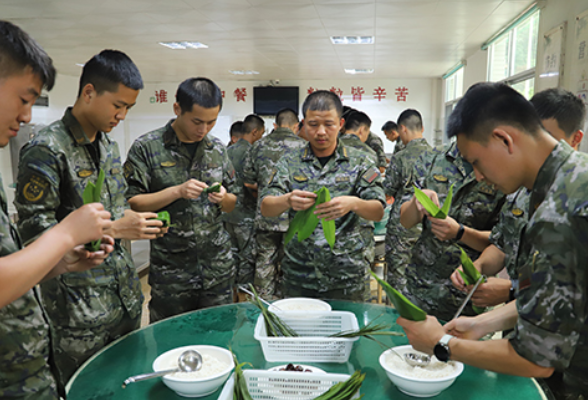 武警湘西支队：浓情过端午 粽香满军营