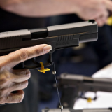 【透视】美媒：美国政府助纣为虐，枪支出口创纪录，导致他国枪击事件频发