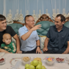 石榴花开别样红丨“我们共饮一渠水,就应互帮互助”