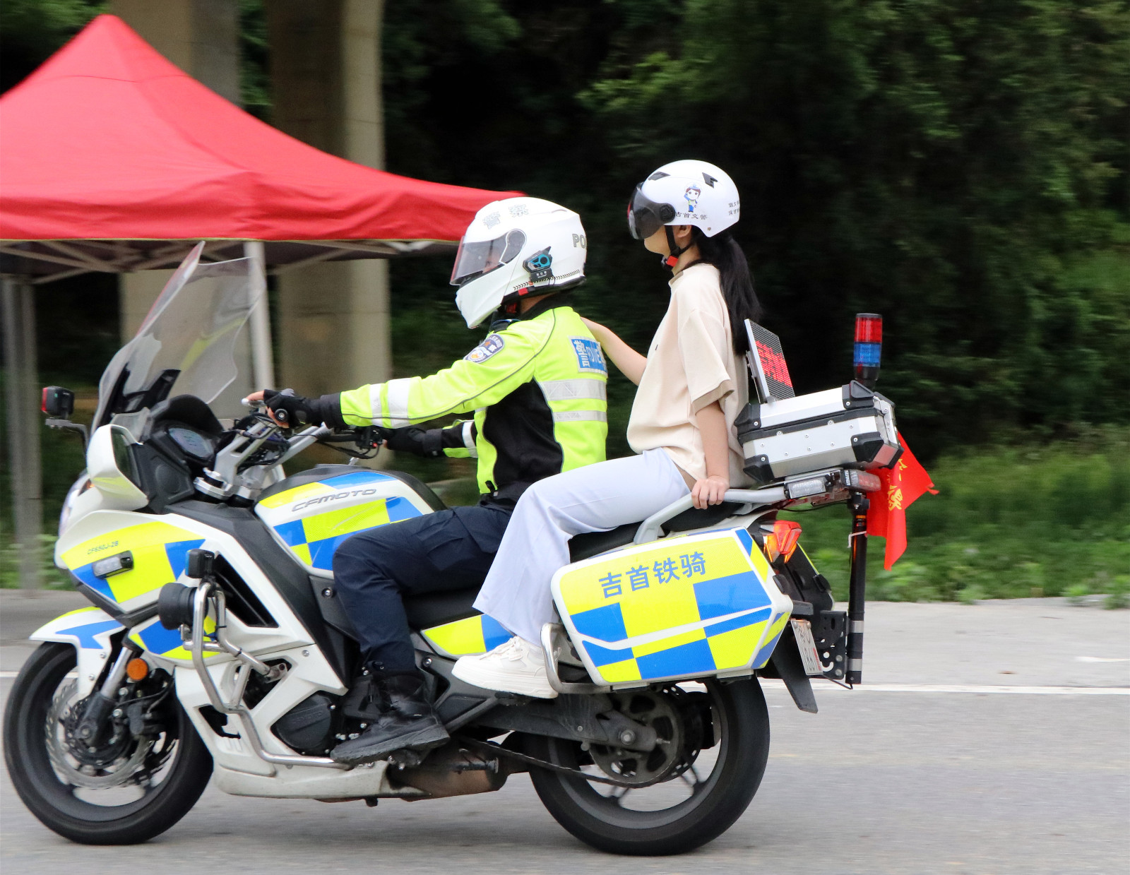 鐵騎變“專騎” 吉首公安暖心服務(wù)暈車考生