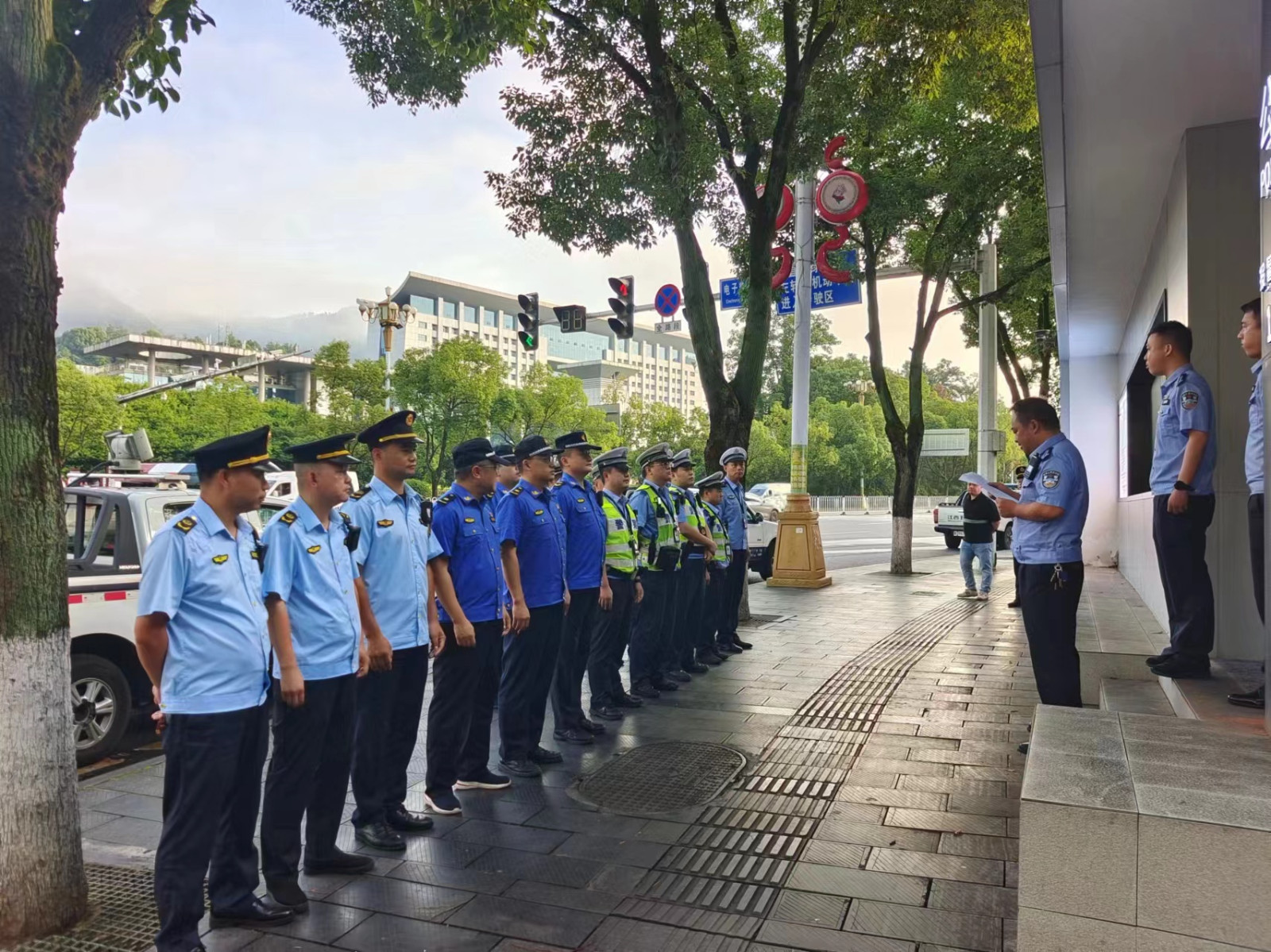 吉首市多部門聯(lián)合開展交通環(huán)境整治行動