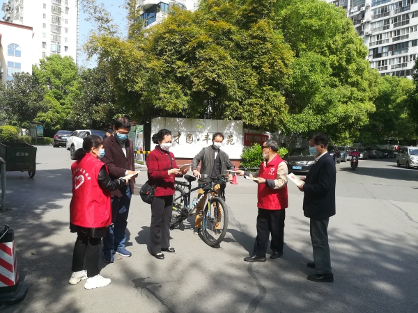 英才园社区志愿者给居民发放宣传小册子 王志红摄影(1).jpg 英才园社区志愿者给居民发放宣传小册子 王志红摄影(1).jpg
