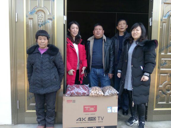 2018年1月23日，对贫困户赖为英进行春节慰问，并送上电视机.jpg