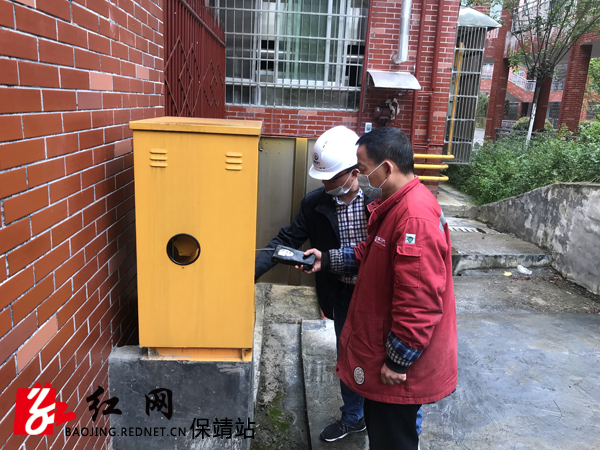 工作人员到思源学校检查并排除隐患.JPG