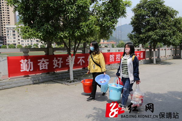 学生通过专用通道走进宿舍.JPG