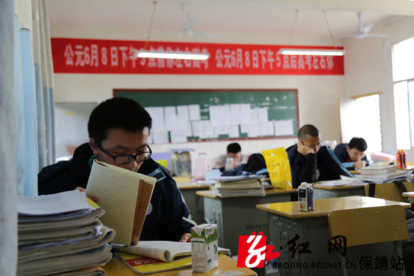 学生认真学习.JPG